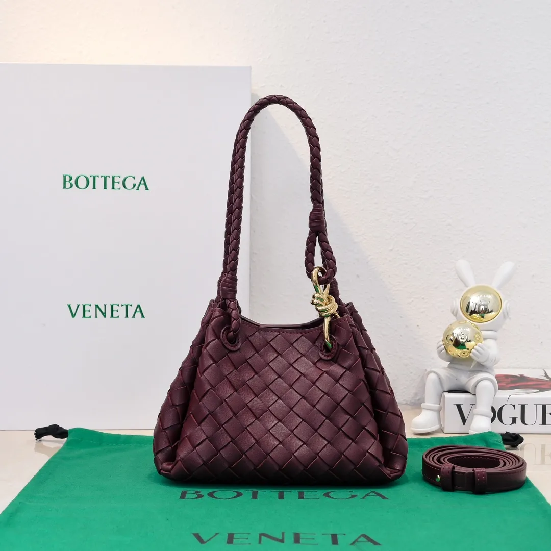Batch 1760 BV home is new! Andiamo combines Bottega Veneta archives parachute handbags to inherit retro elements and integrate modern trends. The same style as Shu Qi's Beijing Night. It is a continuation of the classic bag. It has three functions: hand carry, shoulder and cross-body. It is embellished with metal brass knot buckles. The capacity of the small one is amazing. It can easily hold sunglasses in a box/small bottle of water/powder powder/charger and other daily necessities when going out. The upper body is versatile. Style number: 6569 Size: 21*17*16.5cm
